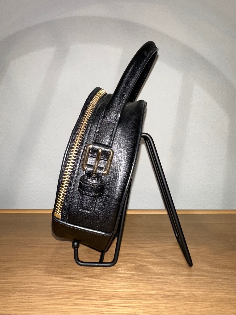 Marc Jacobs Black Leather ~ The Commuter Circle Crossbody Bag ~
Limited Edition - Picture 8 of 12